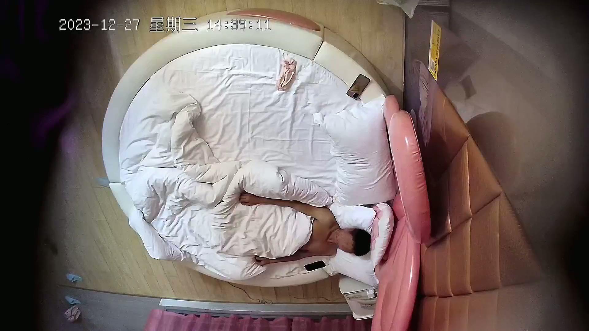 酒店针孔偷拍流出酒店情趣大圆床偷拍 小伙偷情老乡少妇开房过夜躺平随便操.mp4_202511.jpg