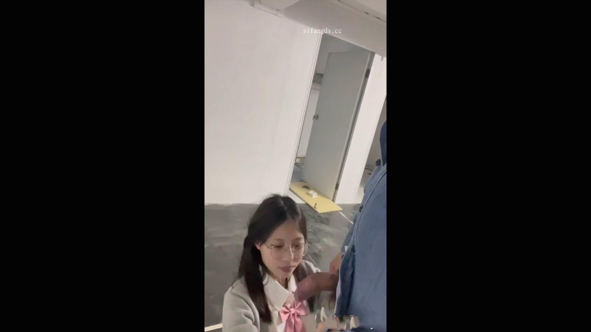 露出野戰】【眼鏡妹】極品反差清純 JK白襪樓道露出賣力口交舔屌 這又純又騷的眼神太銷.jpg
