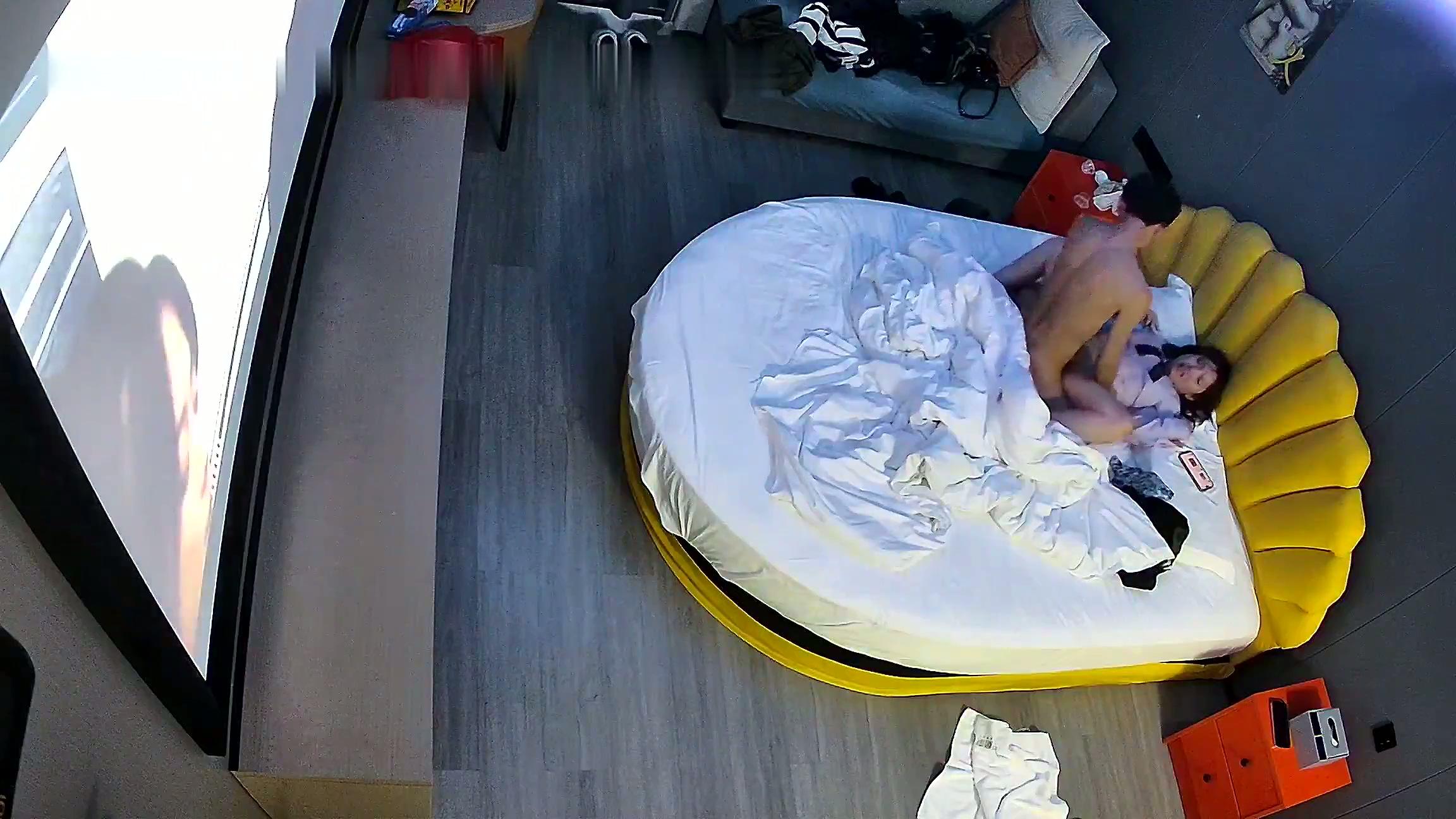 新流出酒店高清台偷拍❤️淫荡大学生 JK短裙眼镜反差女和性欲旺盛男友.mp4_20251107_1.jpg