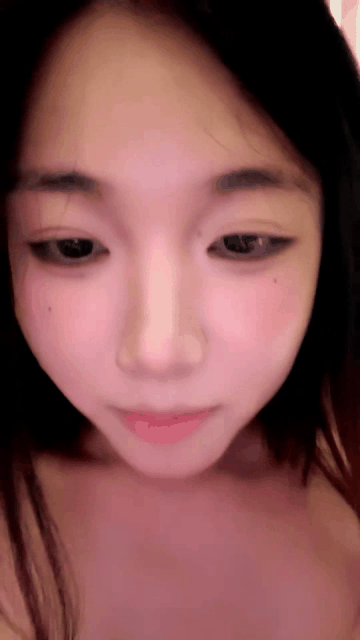 甜美的骚学妹全程露脸在狼友的指挥下脱光光，给小哥深喉口交大鸡巴还比耶呢，让小哥吃.gif