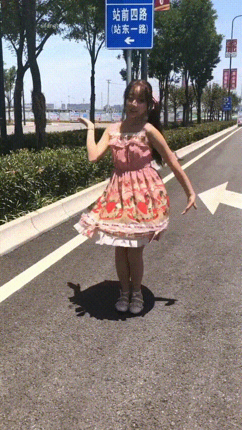 浆果儿全裸宅舞人前露出全裸调戏路人完整版_p60 (2).gif