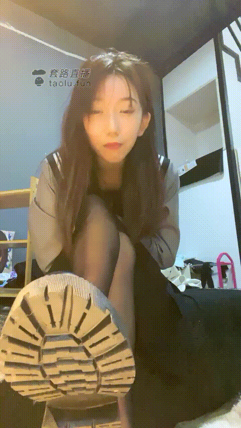 西怡S - 第一视角丝JK皮鞋骂前半小时_p40_compressed.gif