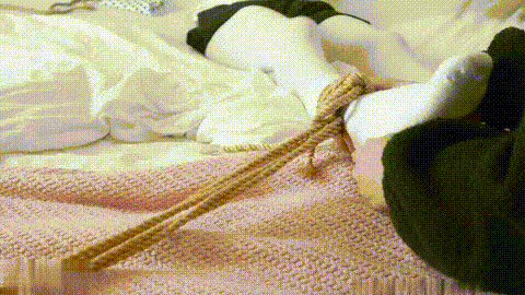 女孩间暗恋已久的捆绑tk游戏，腹黑班花无助的挣扎_p80 (2).gif