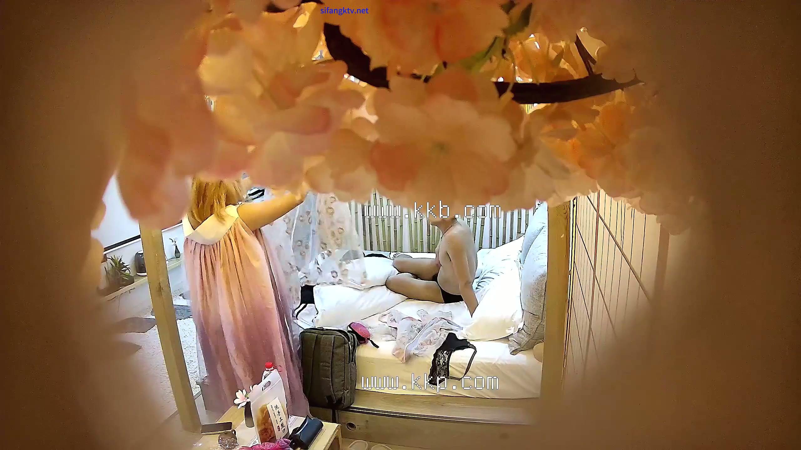 酒店樱花房偷拍 穿上汉服自拍男友把持不住后入超级兴奋.mp4_20251113_130253.389.jpg.jpg