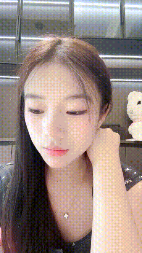 新人学生妹 热舞女神【黎巴啦呀】美乳挺胸~激情裸舞自慰喷水一字马跪地沐浴完美G奶热.gif