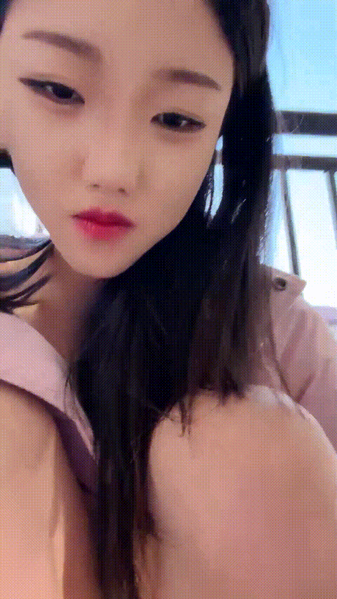 【零五小野猫】玉足尤物 白皙酥胸 丝袜美腿 户外真空跳蛋 极品美腿诱人道具抽插 自慰.gif