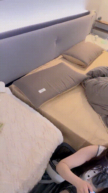 【6256017】小哥把清纯萝莉调教成小母狗【爱溢】一边被操一边打电话 都被听出来了，戴.gif