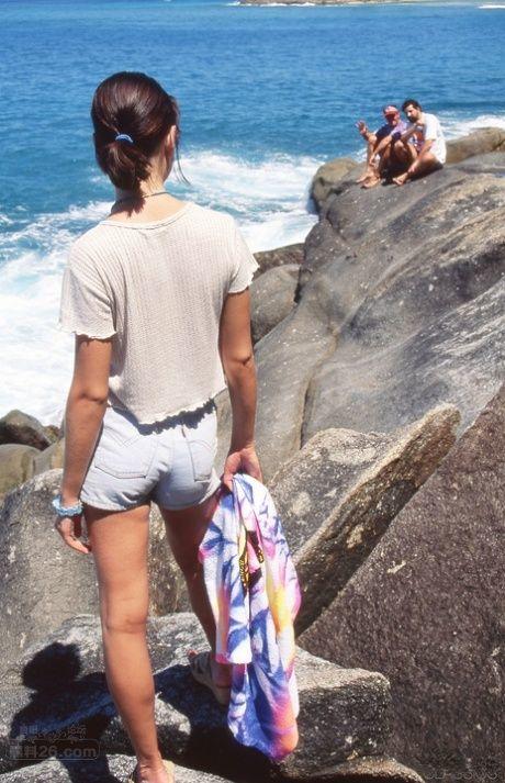 甜美的黑发Ludmilla具有铁杆性与两个男孩在海边的岩石 (1).jpg