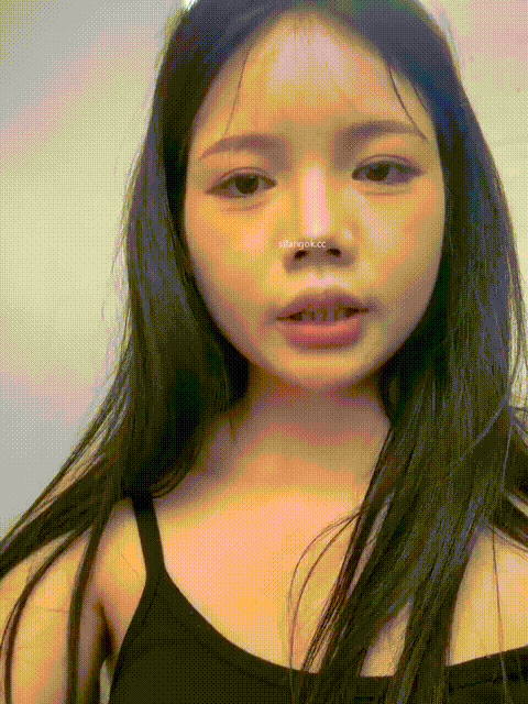 stripchat【Pippin-19】户外小卡哇伊 长相甜美 好身材大长腿极品翘臀 树林 公厕 全裸道.gif