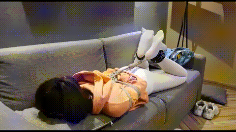 绳艺_ 窒息_ HUI_HUI_SM_004_白丝萝莉，算是新人，玩得爽就对了_p5.gif