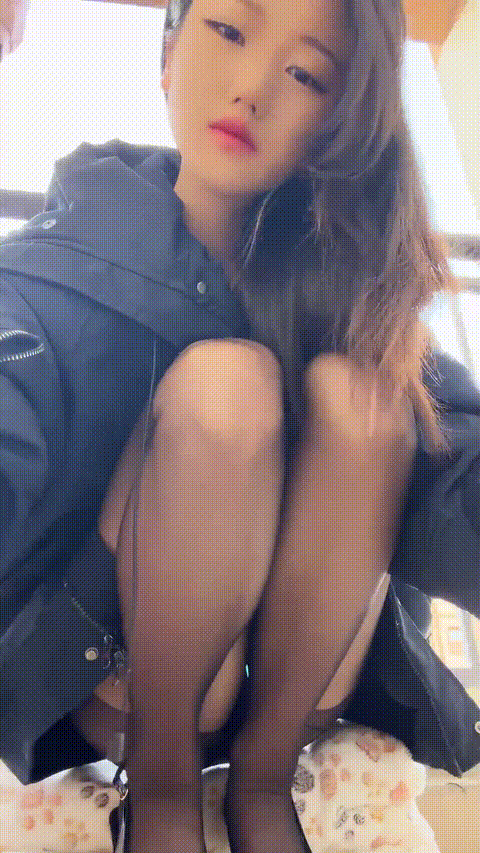 【零五小野猫】玉足尤物白皙酥胸丝袜美腿户外真空跳蛋极品美腿诱人腿可以玩好几年 道.gif