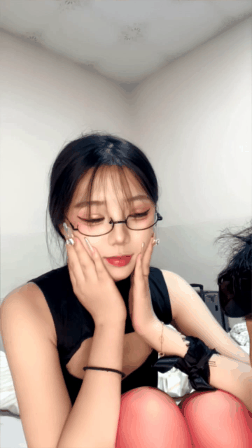 淫荡小师妹全程露脸丝袜情趣跟小哥激情啪啪直播大秀口交大鸡巴草奶玩逼无套插入多体位.gif