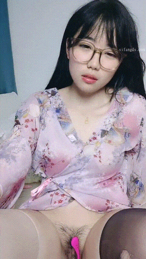 【少萝小甜甜】高颜值眼镜学生妹！脱光光发育的真不错！_231_p5 (2).gif.gif