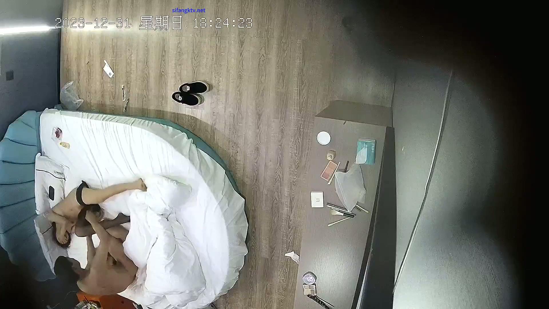 酒店高清精品台多角度偷拍 假期连续开房做爱的年轻情侣穿着黑丝日夜奋战把房间弄得一.jpg