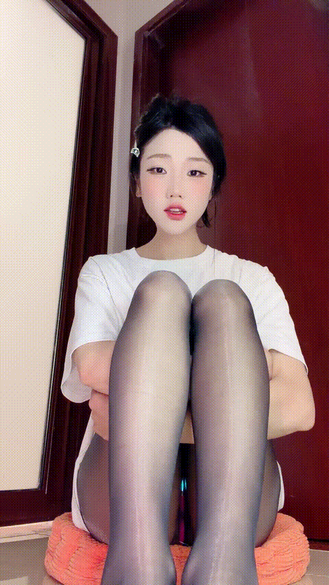 【零五小野猫】不吃香菜玉足尤物 白皙酥胸 丝袜美腿 户外真空跳蛋 极品美腿诱人 这腿.gif
