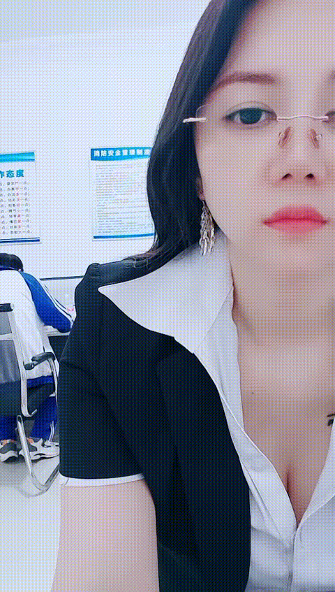 背伦师德】黑丝爆乳女教师勾引补习男学生 看到老师白嫩乳沟 xue气方刚裤裆鼓鼓的 帮老.gif