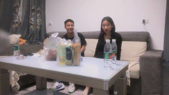 偷拍 网络奔现 大奶人妻~老公不在家~很是主动 被干到嗷嗷叫(合并).mp4_20250417_22264.gif