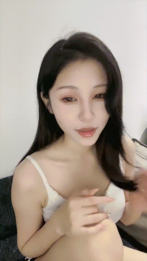 最新流出，高颜值大奶女神姐姐【娇萌小朋友】终于下海了，热舞甩大奶，跳蛋自慰，撸点.gif