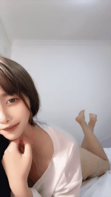 ⚫️最新福利，清纯古韵风，高颜值美人儿【玥玥】下海福利，饱满干净鲍鱼，看女神卖骚.gif