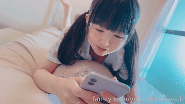 ⚫️最新流出，天生萝莉体福利姬【yurinslittlepeach】小熊睡衣，多体位啪啪内射_star.gif