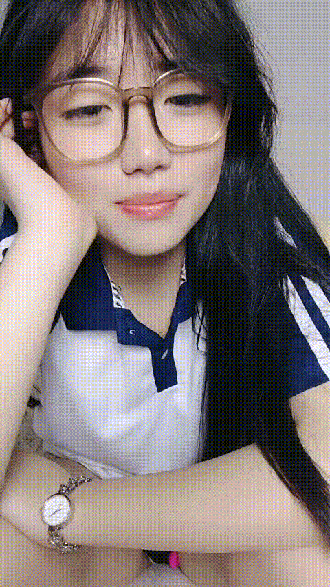 【少萝小甜甜】高颜值眼镜学生妹！脱光光发育的真不错！_332_p5 (2).gif.gif