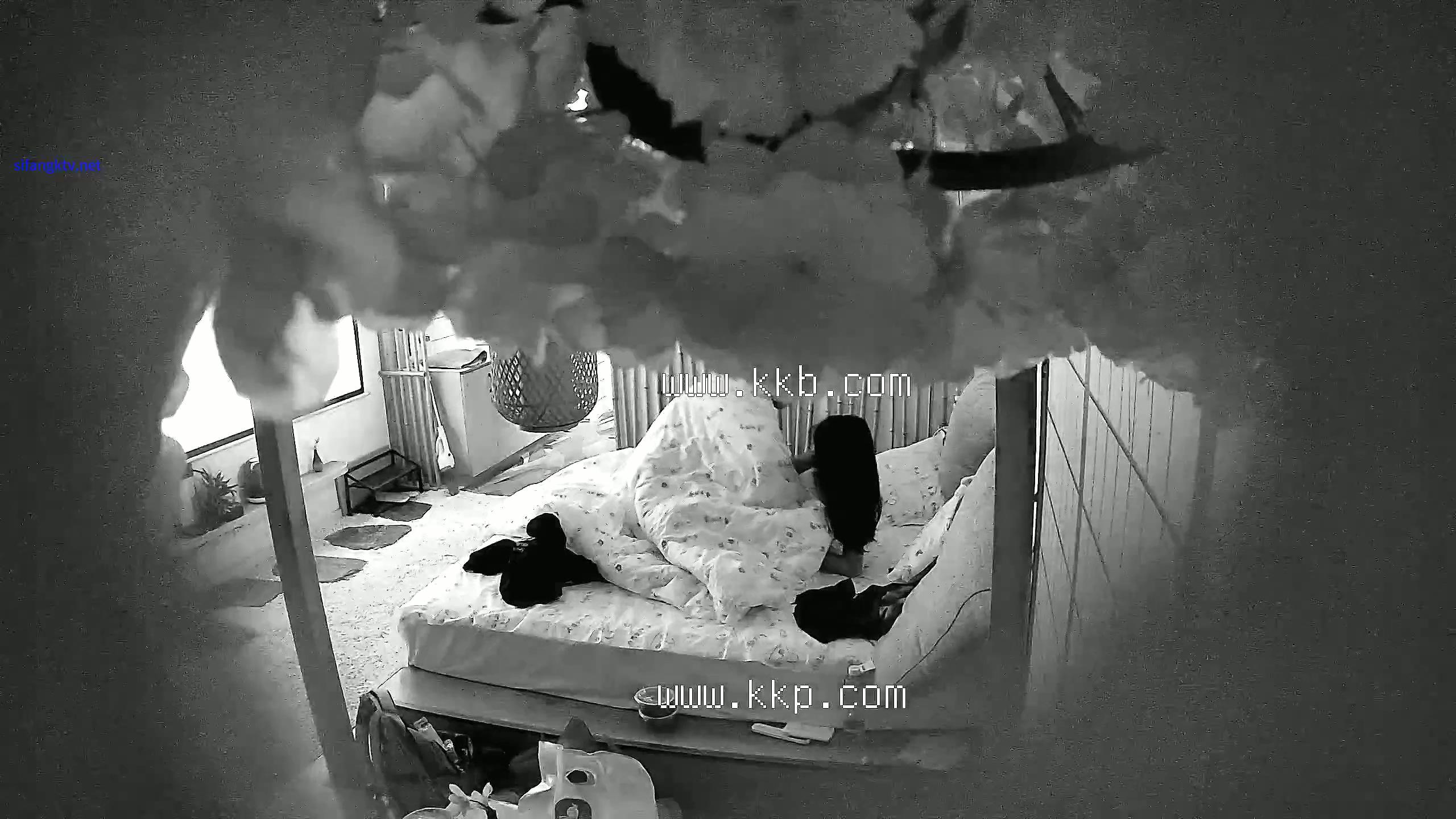 流出酒店偷拍 年轻情侣开房激情啪啪女生声音甜美，呻吟叫声非常的酥软.mp4_20251113_1.jpg