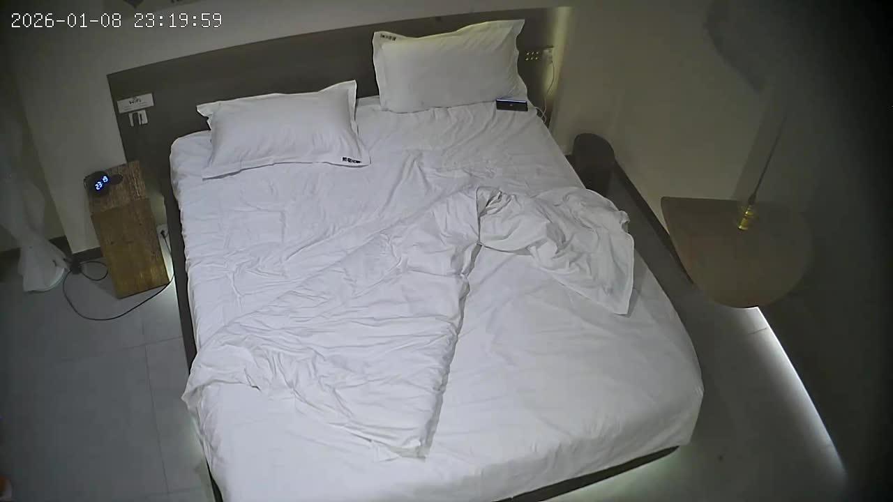 009-1-9流出酒店TP❤️年轻小哥把阴茎插入女友嘴里洗净后对着下_9_5.jpg.jpg