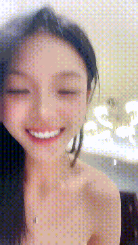 神似明星章若楠简直美呆【兜兜】对镜扇耳光吐舌头搔首弄姿特写粉穴骚水泛滥太欠干了真.gif