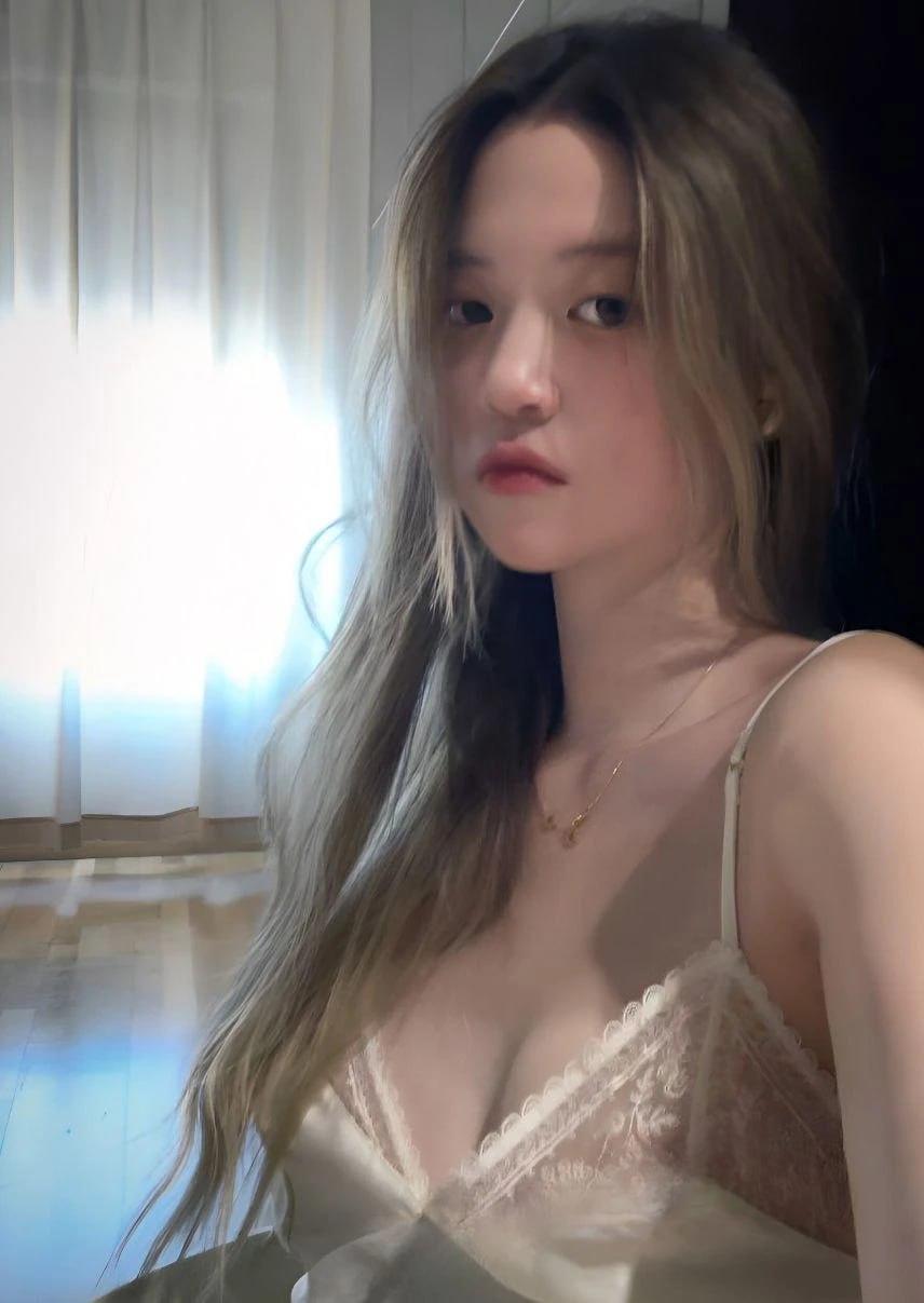 江西科技学院女大学生【郭亦瑶】在废弃教学楼给拍摄大尺度写真，实在忍不住了，就当场.jpg