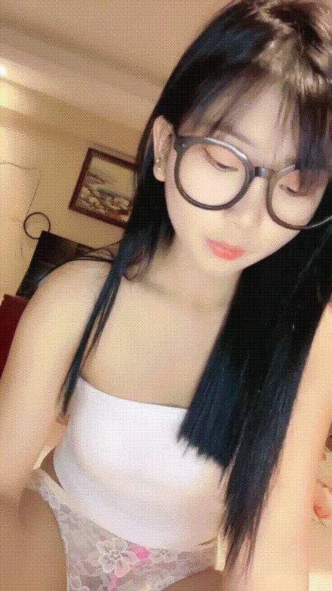 【康妹】高颜值呆萌眼镜妹 大尺度收费秀看得鸡巴邦硬 喜欢眼镜妹的不要错过 (2)_p80_c.gif