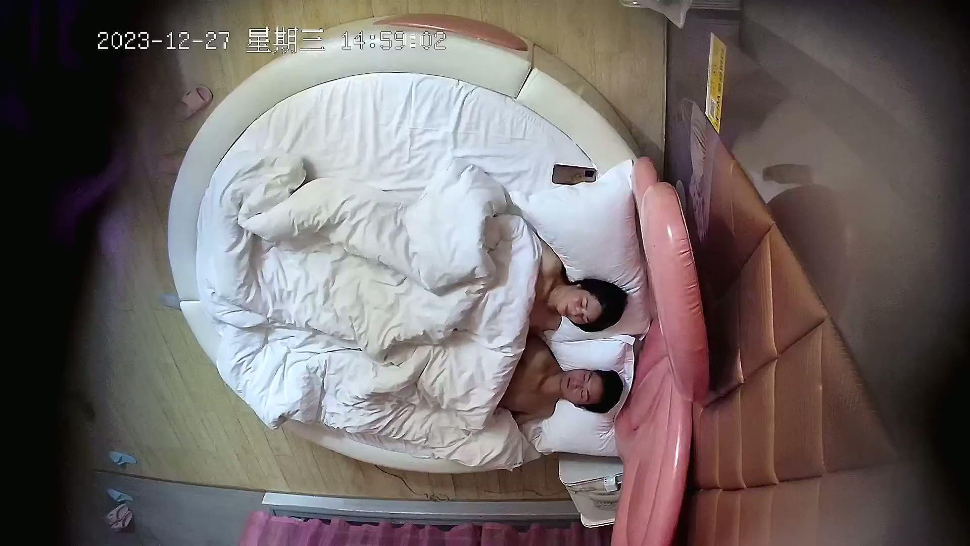 酒店针孔偷拍流出酒店情趣大圆床偷拍 小伙偷情老乡少妇开房过夜躺平随便操.mp4_202511.jpg