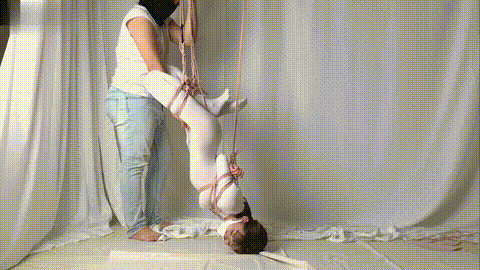 大尺度定拍续！无内白丝连体衣 x 棒棒强高 x 小粉td x 玩弄酥胸 x 全身束缚剪开衣服被.gif