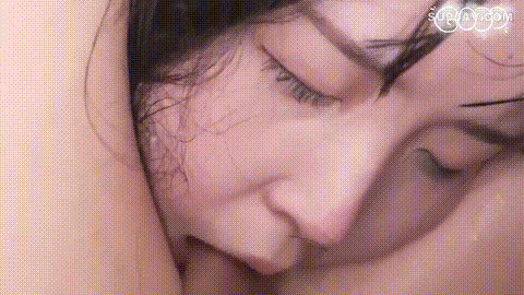 【场面惨烈】anks018高冷超漂亮的高颜值美少女，又有少妇的气息，被6人迷奸轮奸干的死.gif