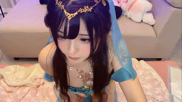 古风清纯长相小美女，将滚烫的蜡液滴在雪白饱满的乳房上。并痛并快乐着，淫荡呻吟尽情.gif