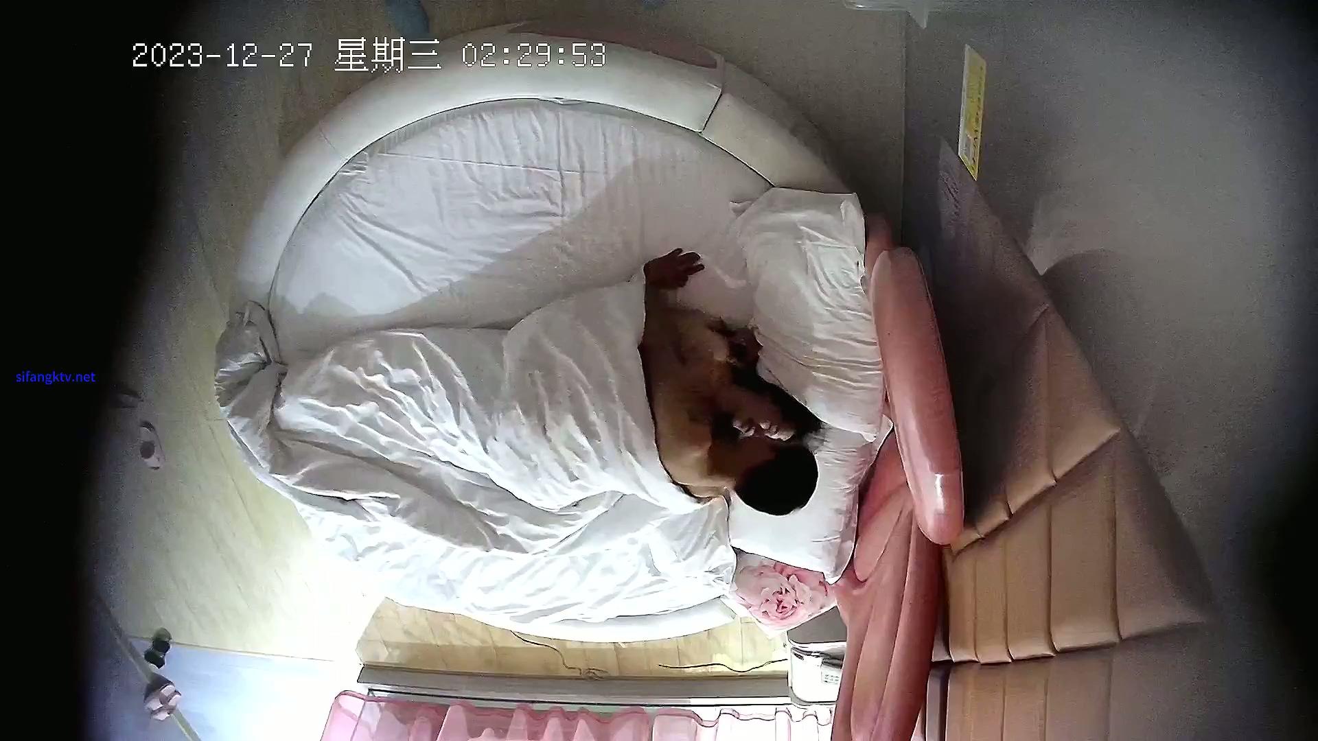 酒店针孔偷拍流出酒店情趣大圆床偷拍 小伙偷情老乡少妇开房过夜躺平随便操.mp4_202511.jpg