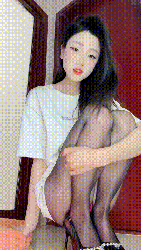 【零五小野猫】不吃香菜玉足尤物 白皙酥胸 丝袜美腿 户外真空跳蛋 极品美腿诱人 这腿.gif