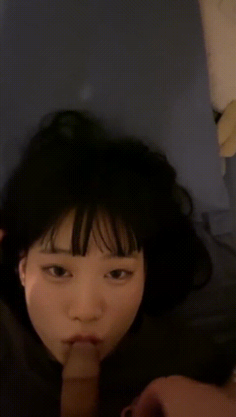 超美眼镜嫩妹情侣私拍被大屌男友驯化调教 露脸舔屌口爆吞精 玩3P乱交被夹击爆操 萌骚.gif