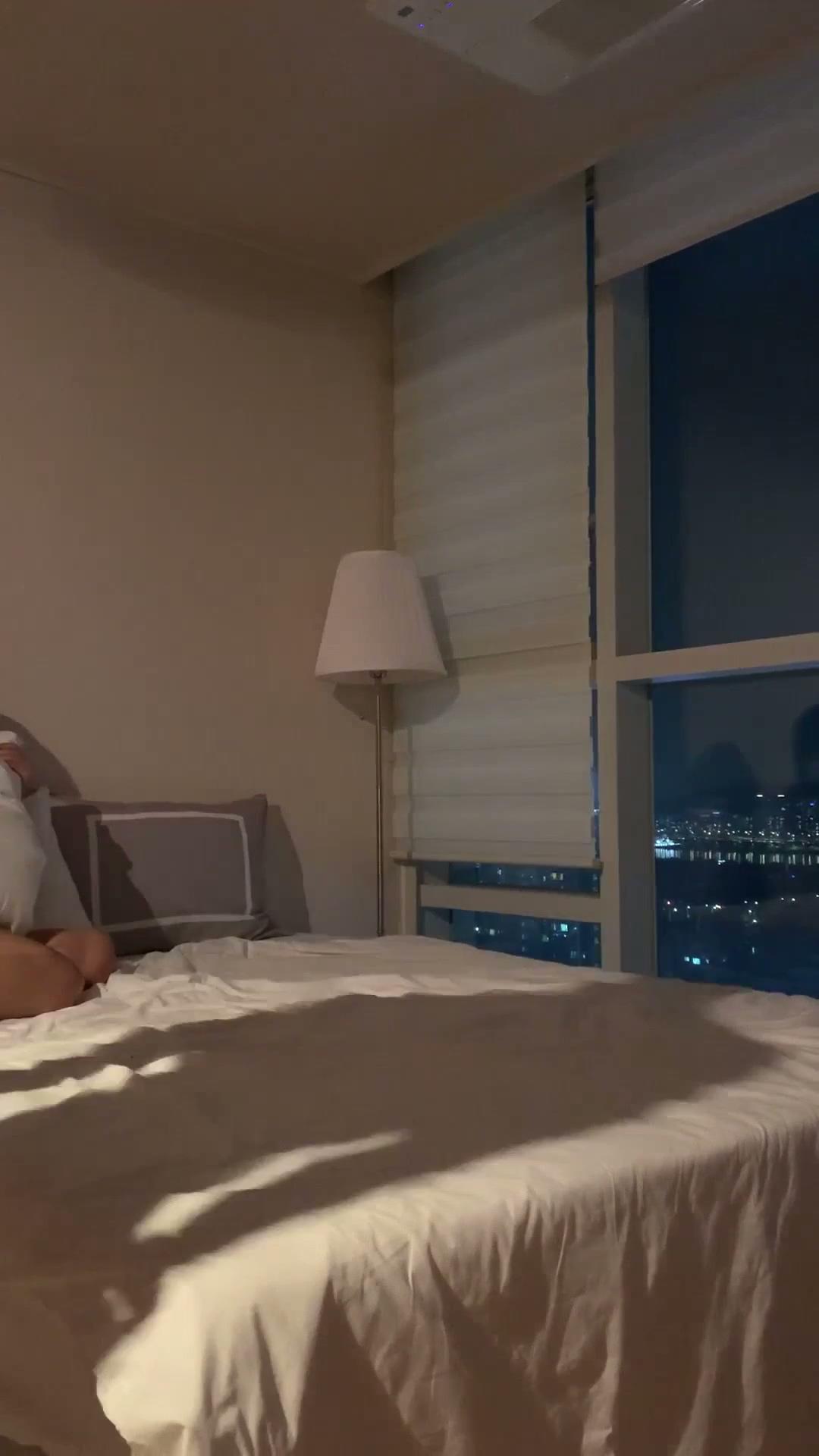 家境不错的大学生情侣 尊荣酒店顶层豪华房看着窗外夜景一边操逼000017-000810.mp4_202.jpg