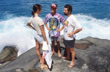 甜美的黑发Ludmilla具有铁杆性与两个男孩在海边的岩石 (2).jpg