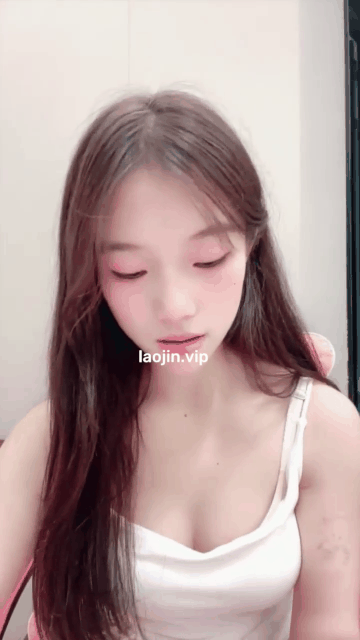 2025年9月最新，新人，顶级校花来了，好美啊，【吧啦】，清纯反差感十足，娇羞的小表.gif