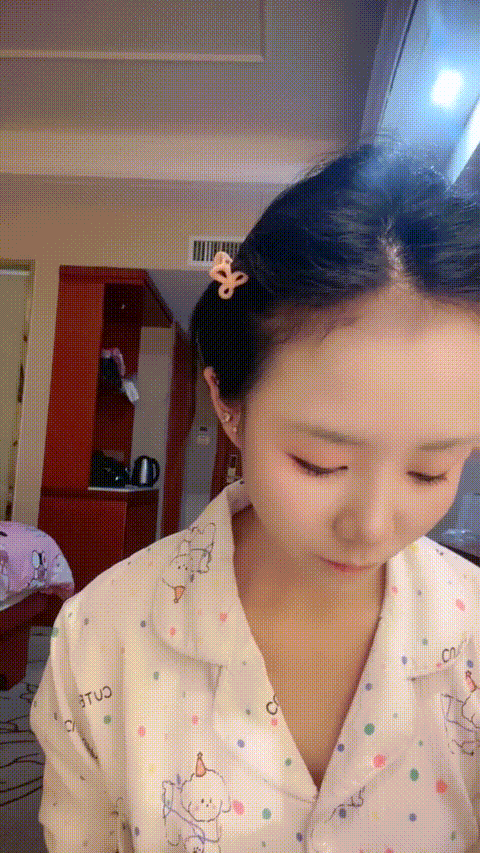 学妹小女神【橙橙呀】长的真好看 身材好好美乳大屁股 脱光光揉逼掰穴完美展现 长腿一.gif