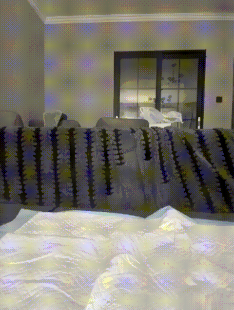 极品反差【yiyi】清纯美少女 极品娇小美乳 大长腿翘臀 嫩穴 乳夹 肛塞 输液 自慰爆浆 .gif