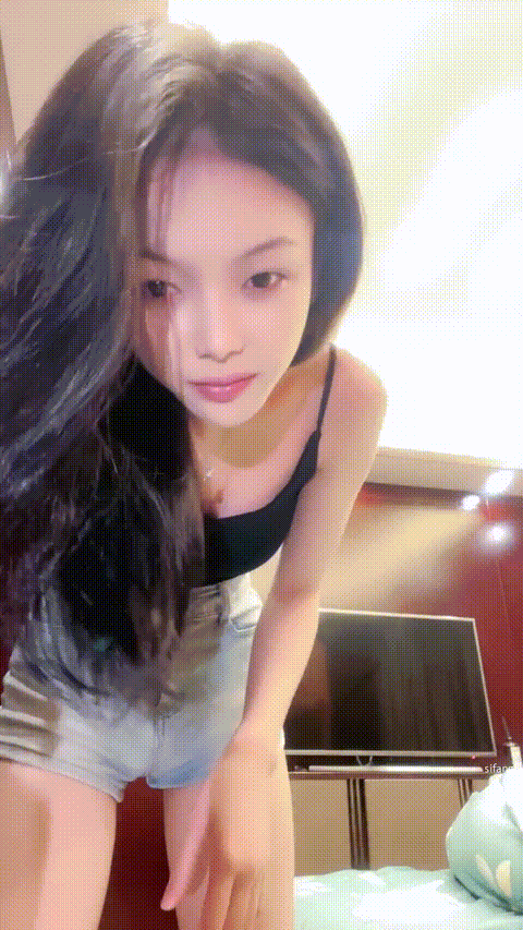 【02年表姐】高颜校花 黑丝大长腿 模特身材 美乳翘臀 道具自慰 无套啪啪 吃鸡骑乘 揉.gif