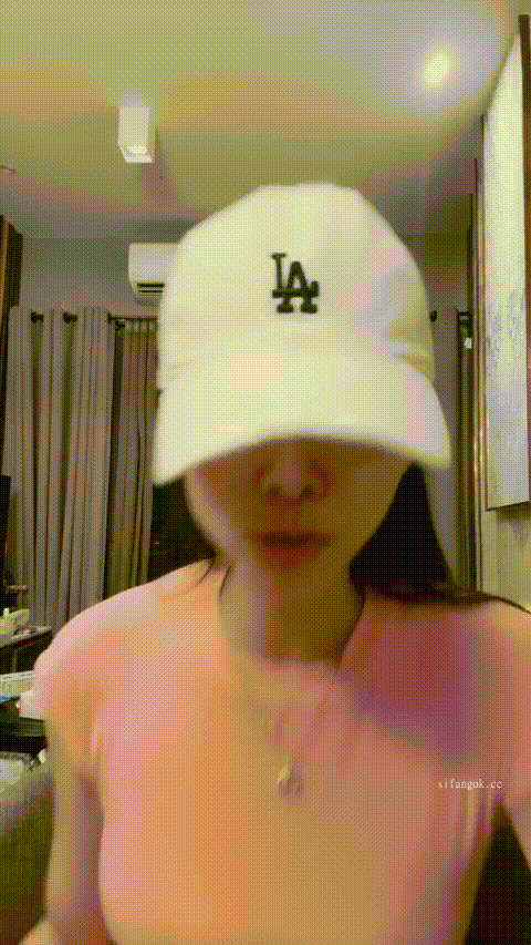 重磅 大绿播下海【美人儿】开年最美女神 大奶挺而翘 长腿翘臀 表浓厚但是逼逼粉嫩 道.gif