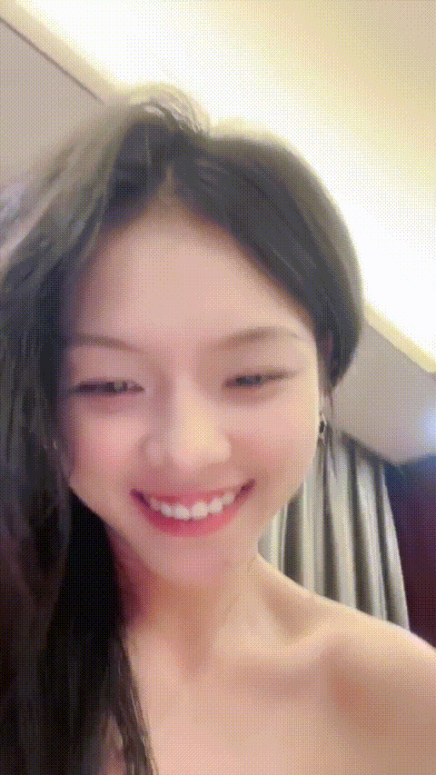 【02年表姐】高颜校花 黑丝大长腿 模特身材 美乳翘臀 道具自慰 无套啪啪 吃鸡骑乘 揉.gif