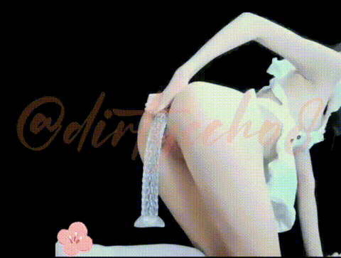 香甜白嫩小姐姐怎么这么烧呀？娇嫩肛门插入超长水晶棒 从直肠都要顶到胃了，好奇小菊.gif