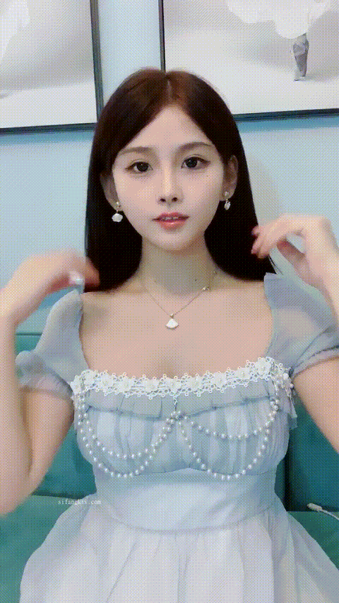 重磅綠播女神下海，顔值高的不像真人啊 還有巨乳_p40.gif