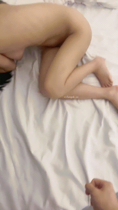 新人巨乳学妹被干【脆弱忧郁】奶子圆滚滚 无套啪啪干爽 全身粉嫩白皙 蝴蝶逼真诱人_p8.gif