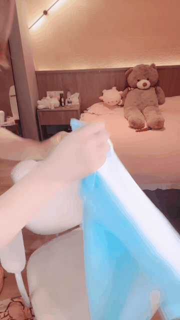 【丝袜诱惑】小白兔 - 开档丝袜极品身材尤物屁眼开发肛塞异物 假阳具骑插把自己操喷了.gif