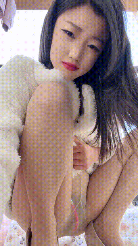 【零五小野猫】玉足尤物 白皙酥胸 户外真空跳蛋 极品美腿诱人 这腿可以玩好几年 道具.gif